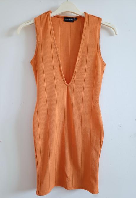 Sexi oranžové vrúbkované šaty prettylittlething s, s