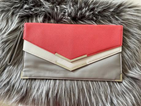 Listova kabelka, atmosphere