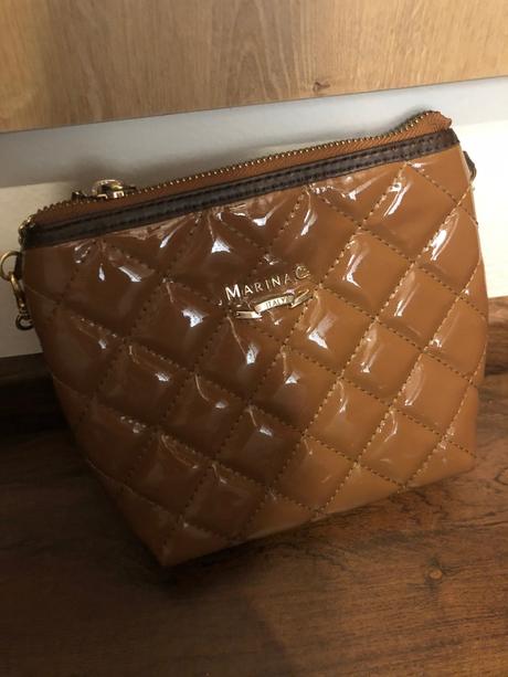 Crossbody lesklá kabelka marina c,