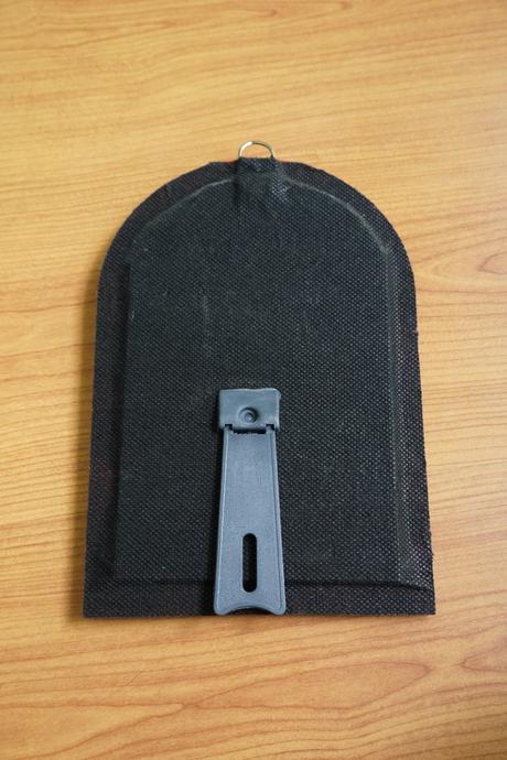 Zrkadlo s dierkami z tuniska,