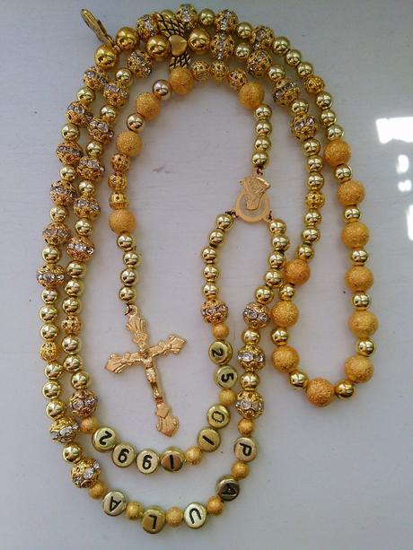 Ruženec s menom a dátumom,