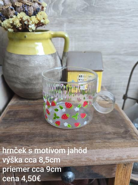 Hrnček s motívom jahôd,