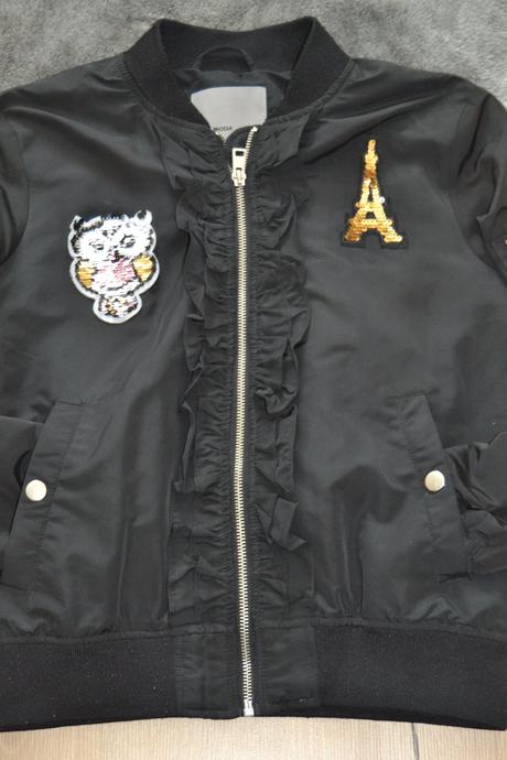 Štýlová čierna prechodná bunda bomber s nášivkami, vero moda,s