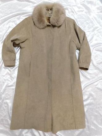 Luxusny zimny kabat s odonimatelnou kožušinovou po, 46