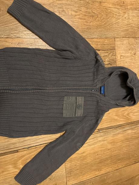 Sivý svetrík s kapucňou, cherokee,122