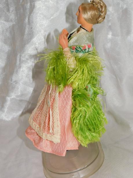 Retro bábika v kroji, 