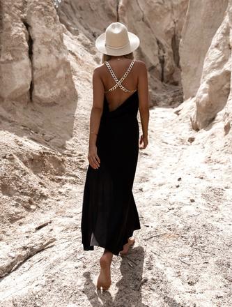 Čierne šaty s retiazkami, s