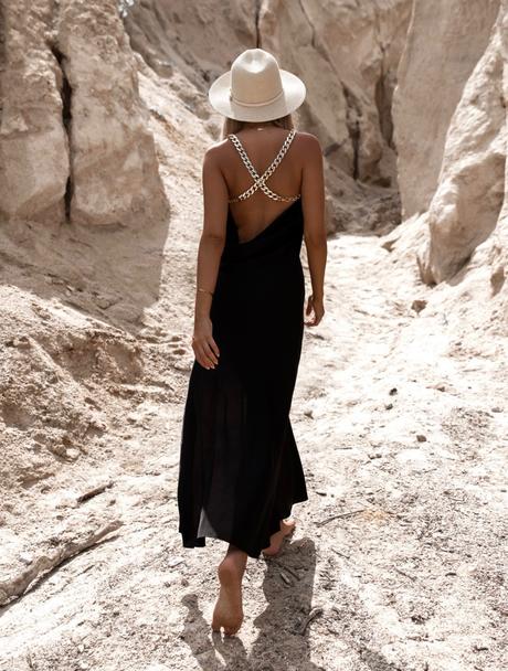 Čierne šaty s retiazkami, s