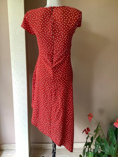 Šaty s bodkami, 36