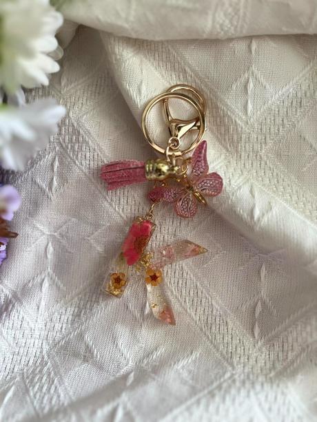 Ručne vyrobené živicové kľúčenky, 