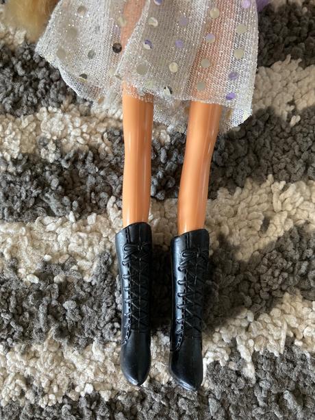 Blond bábika v čižmách, 