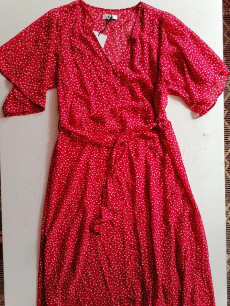 Červené krásne šaty m, m