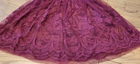 Bordova cipkovana sukna, 134