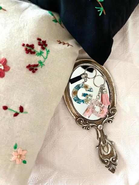 Ručne vyrobené živicové kľúčenky, 