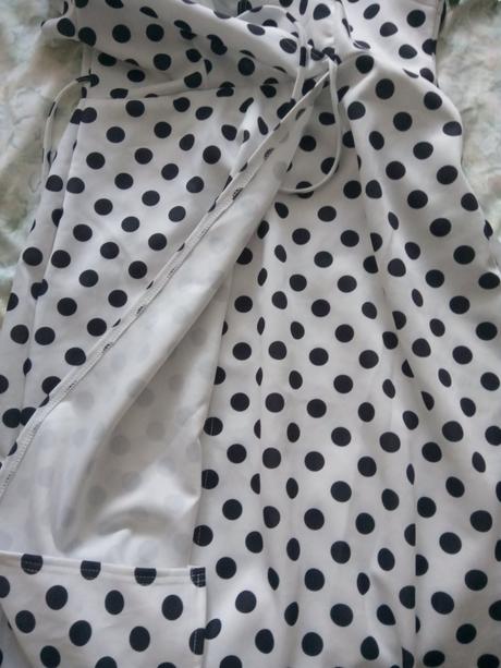 Bodkove šaty boohoo, 42