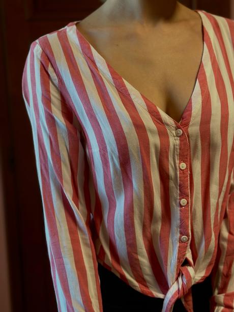 Pásikavá košeľa s výstrihom, s