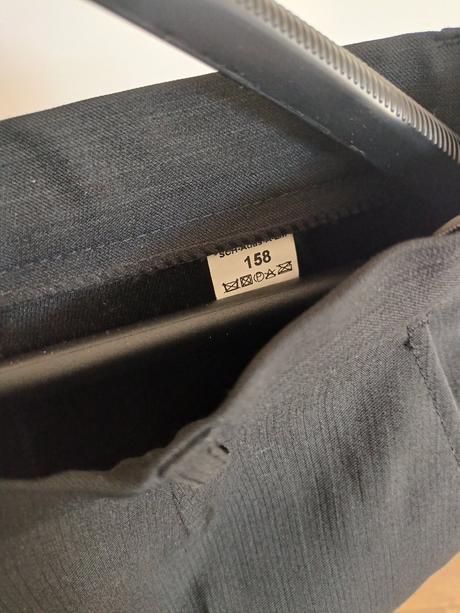 Nohavice s vestou, 158