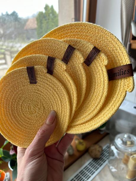 Podčajník s podšáločkami,