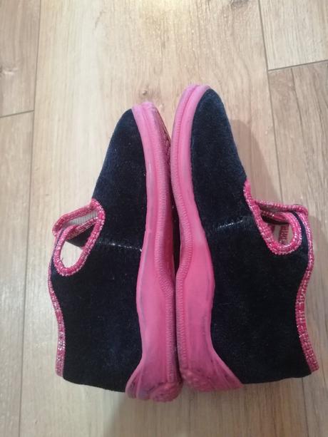 Papuče s čerešničkami, 25