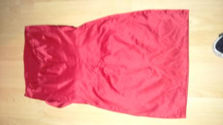 Čevené krátke saténové šaty., s