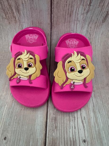 Letné sandálky pre dievčatko veľ 24 s motívom skye, sinsay,24