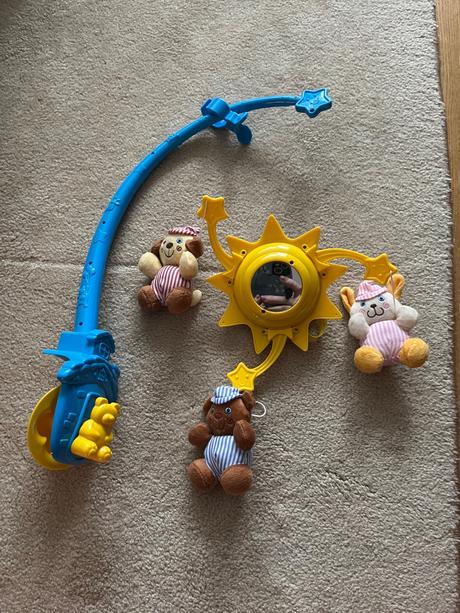 Kolotoc nad postielku s macikmi,