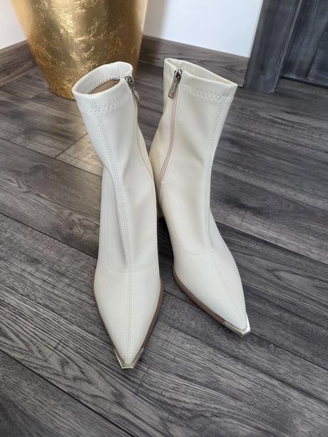 Béžové kotníčky, 41