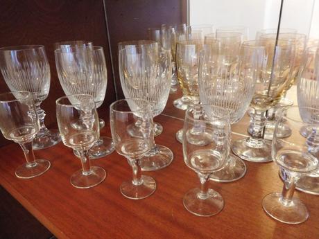 Sklenené poháre poháriky na nožičke,,