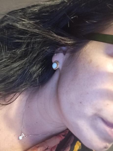 Zlaté náušnice s opalom,