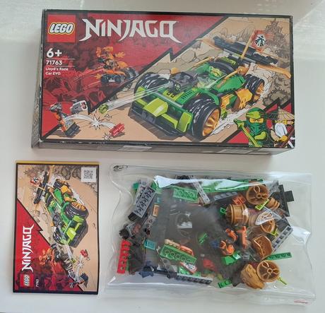 Lego ninjago "lloydovo pretekárske auto evo",