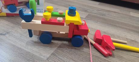 Drevené montážne auto woody a malý pracovný ponk,