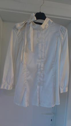 Trendy satenova bluzka s maslickou a 3/4 rukavom, s