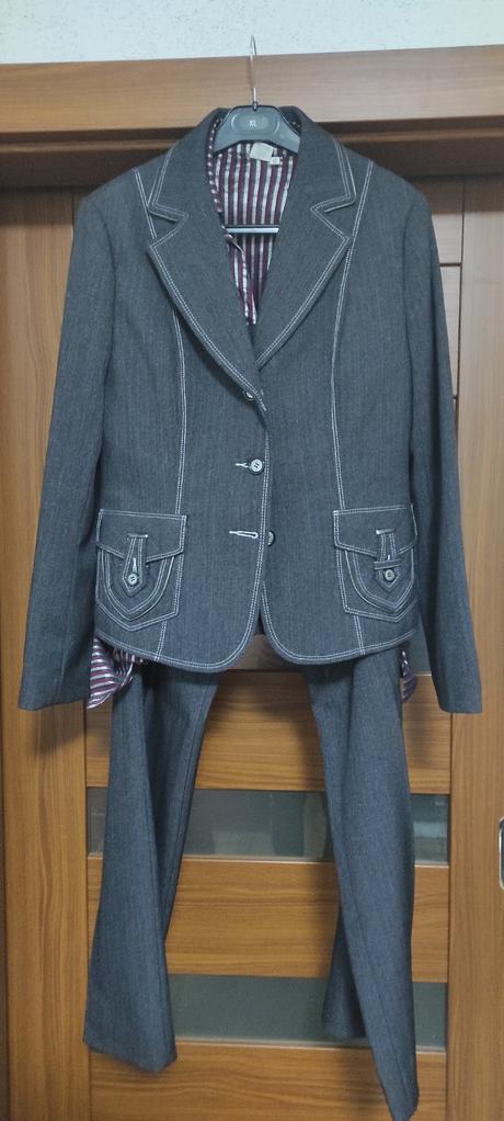 Nohavicový kostým, 42