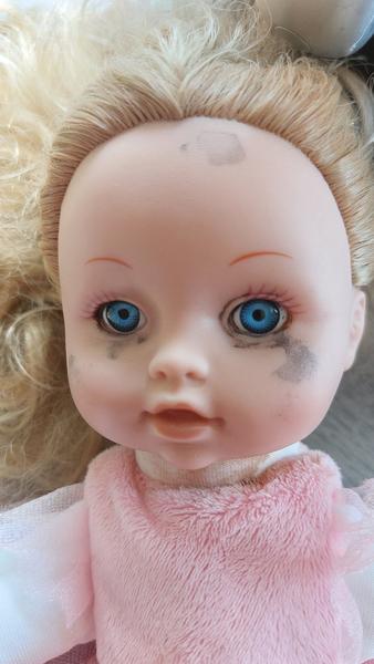 Ako vyčistiť očnú linku z bábiky?