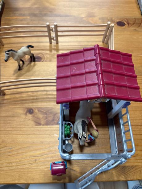 Schleich stajňa s koňmi a ošetrovateľkou,