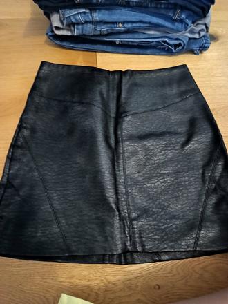 Čierna koženková sukňa, h&m,32