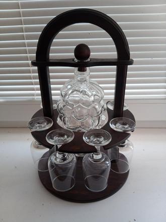 Poháre s karafou a stojanom, 