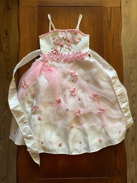 Šaty na karneval alebo hru na princeznú,