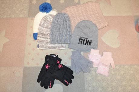 Čiapky, nákrčník a rukavice 8ks, 