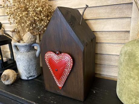 Drevený dekoračný domček a drevené okienko, 