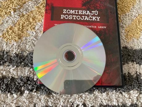 Dvd zomierajú postojačky,