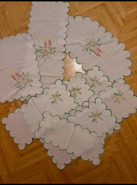Vyšívané vianočné obrusy, viac kusov, 