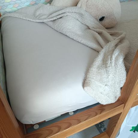 Ikea kura posteľ + závesy, možnosť s matracom, šírka (cm): 100,dĺžka (cm): 210