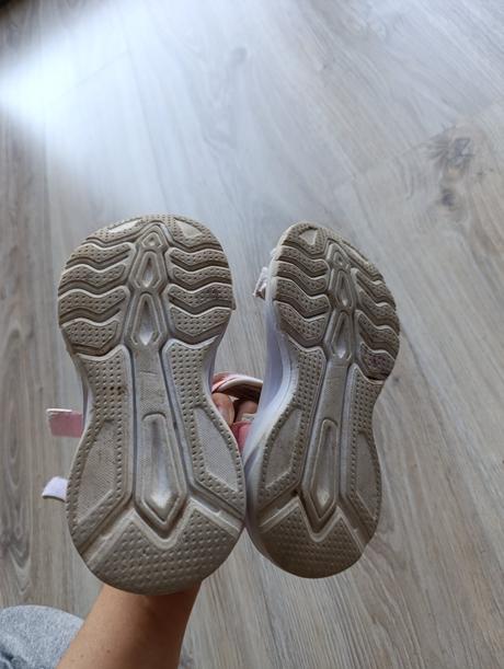 Dievčenské športové sandálky, 29