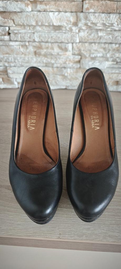 Elegantné čierne celokožené lodičky, 39