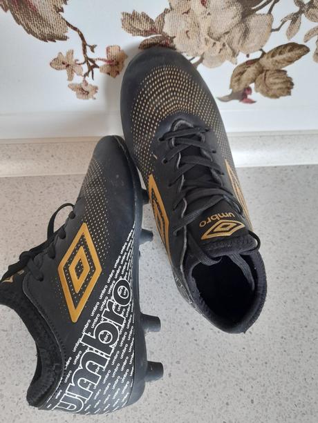 Čierno zlate kopačky umbro, 31