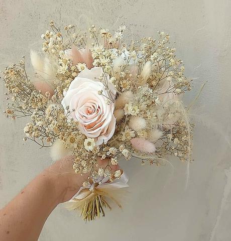 Krásne bohostyle a green kytice, ikebany plne pamp, 