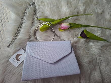 Krásna fialová kabelka, 