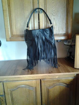 Cierna strapcova kabelka zn.f&f dvakrat pouzita,