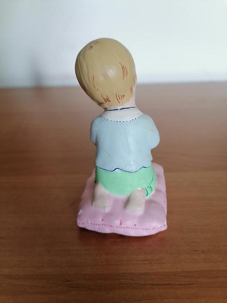 Modliace sa dieťatko zo sadry, 